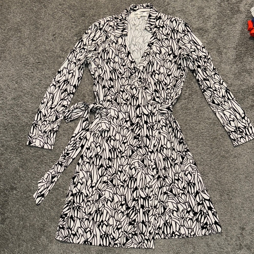 Diane Von Furstenberg Monochrome Leaf Print Wrap Dress